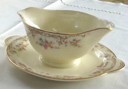 STB27 Gravy Boat with Attached Underplate