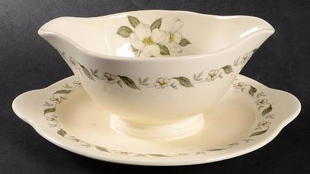 STB40 Gravy Boat with Attached Underplate