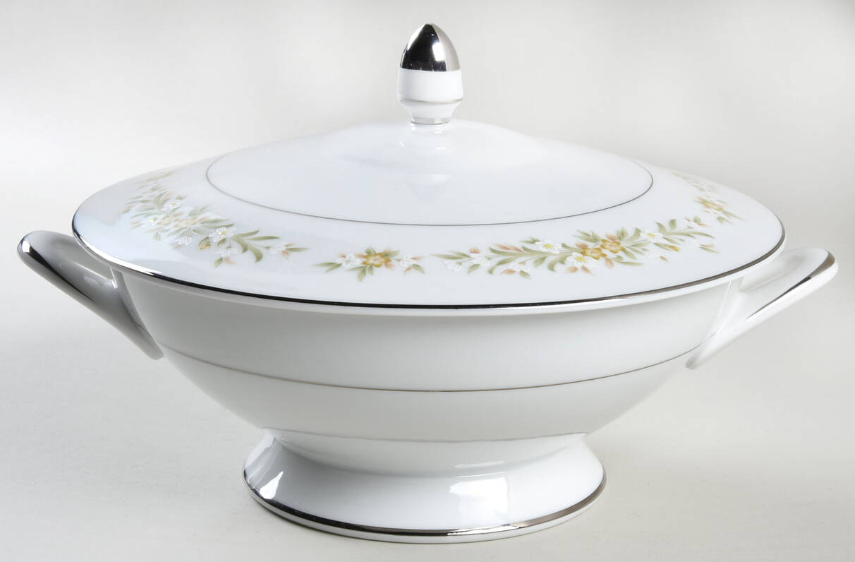 Mayfair (Platinum Trim) Round Covered Vegetable