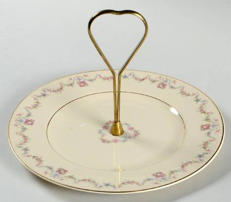 Arcadia Round Serving Plate with Handle (DP)