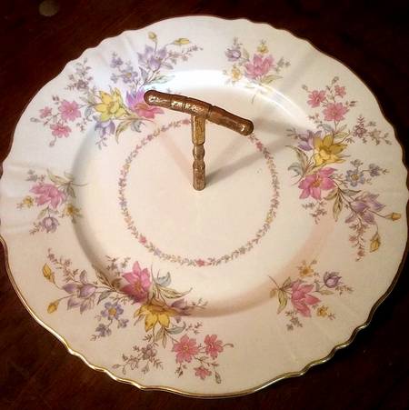 Briarcliff Round Serving Plate with Handle (DP)