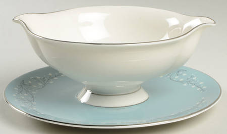 Minuet Round Gravy Boat/Attached Underplate