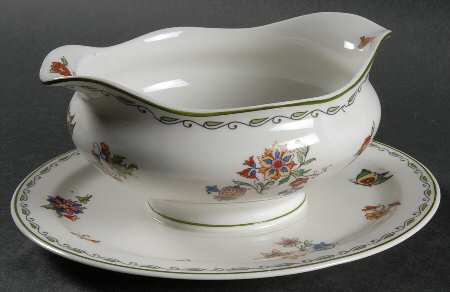 Roslyn Round Gravy Boat/Attached Underplate