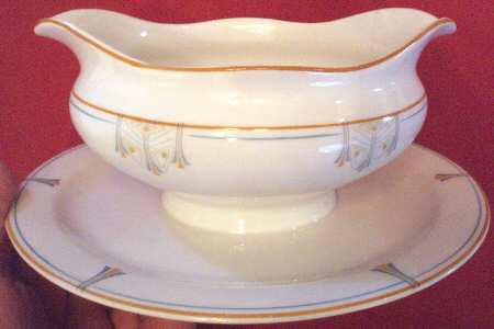 SY35 Gravy Boat with Attached Underplate