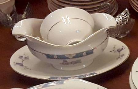 SCD25 Gravy Boat with Attached Underplate