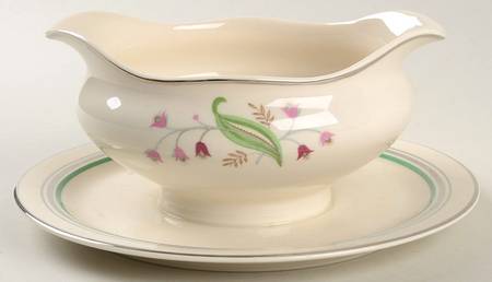 Coralbel (Winchester Shape, Platinum Trim) Gravy Boat with Attached Underplate