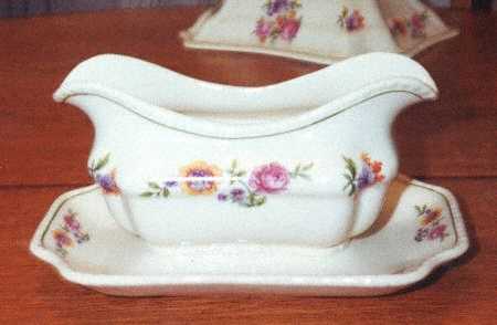 STB162 Gravy Boat with Attached Underplate