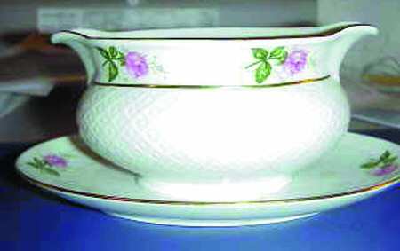 26002 Gravy Boat with Attached Underplate
