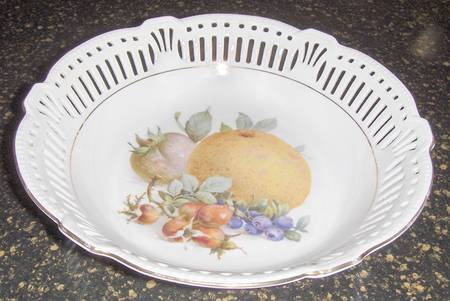 SWH20 9" Pierced Round Bowl