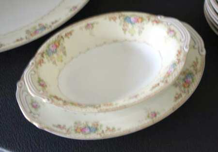 SFU12 Gravy Boat with Attached Underplate