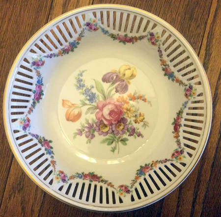 SCH376 9" Pierced Berry Bowl