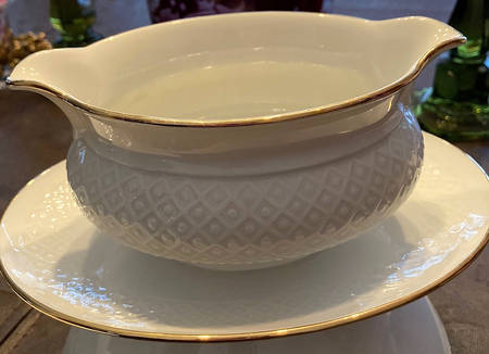 19330 Gravy Boat with Attached Underplate