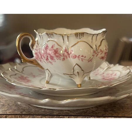 G-886-P Pink Footed Cup & Saucer Set