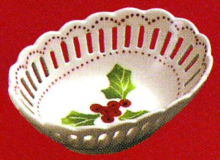 Holly Berries 3" Oval Open Weave Basket