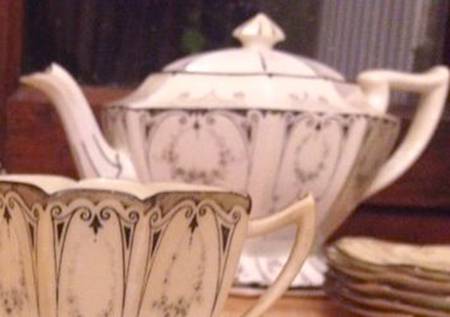 Garland of Flowers Black Teapot & Lid
