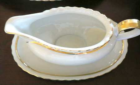 SCG67 Gravy Boat with Attached Underplate