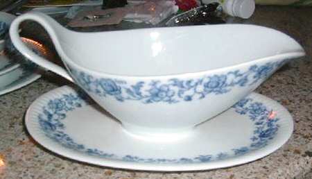 SCG83 Gravy Boat with Attached Underplate