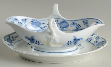 Blue Onion Gravy Boat with Attached Underplate