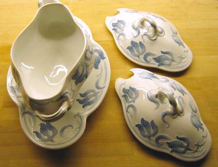 SGN38 Gravy Boat & Lid w/Underplate