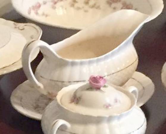 Rambler Rose Gravy Boat & Underplate