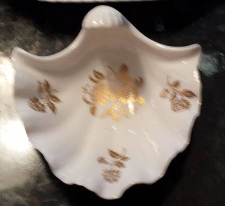 136 Shell Shaped Dish