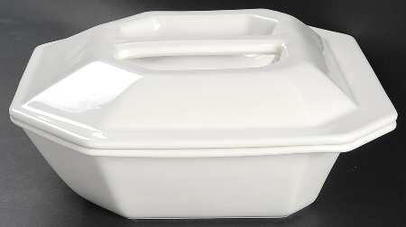 A Symmetry 2 Quart Rectangular Covered Casserole