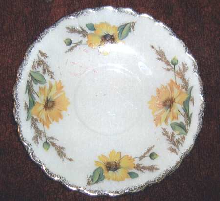 Yellow Daisy (Coupe, Scalloped) Saucer