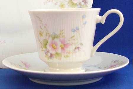 SKY5 Footed Cup & Saucer Set