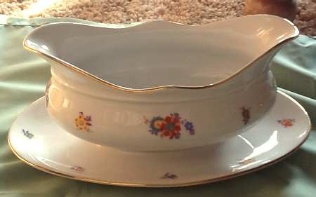 3022 Gravy Boat with Attached Underplate