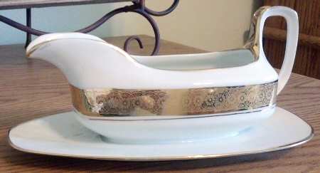SUB54 Gravy Boat with Attached Underplate