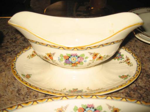STB410 Gravy Boat with Attached Underplate