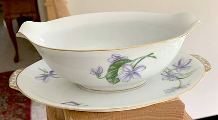 Violet Gravy Boat with Attached Underplate