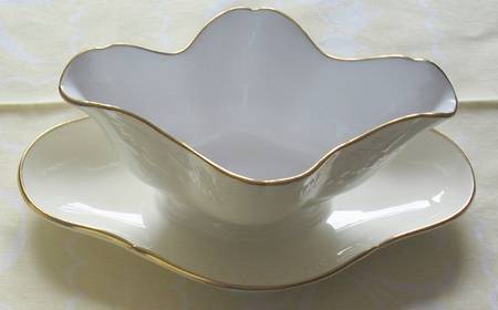 R7989 Gravy Boat with Attached Underplate