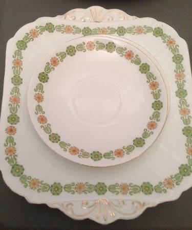 10-10437 Handled Cake Plate