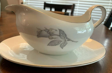 25218 Gravy Boat with Attached Underplate