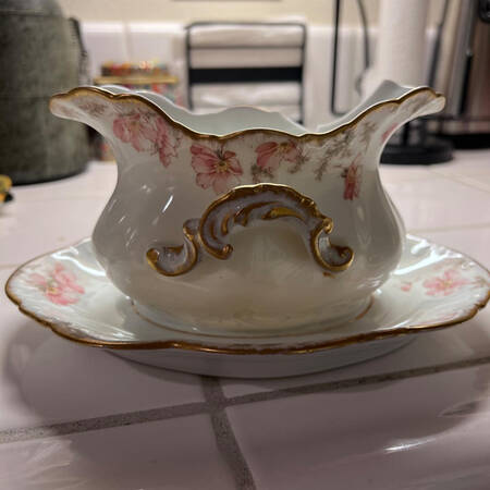 SCH820 Gravy Boat with Attached Underplate