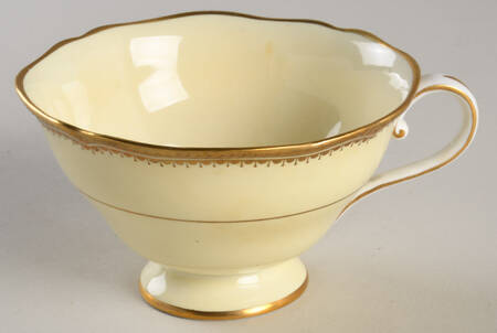 Y1128E Footed Cup