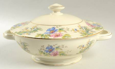04491 (Cream Background) Round Covered Vegetable