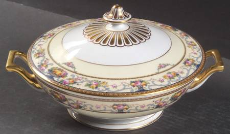 Briarcliff Round Covered Vegetable