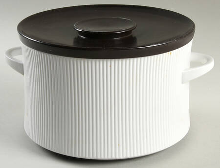 11010 2.75 Qt Round Covered Casserole