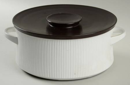 11010 4 Quart Round Covered Casserole