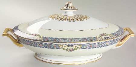 Queen Louise Oval Covered Vegetable