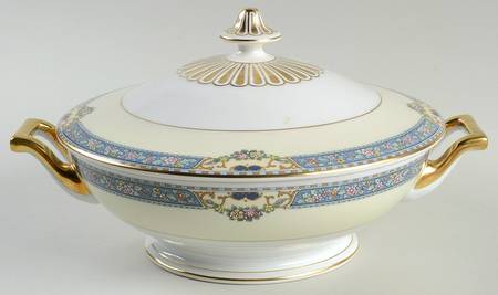 Queen Louise Round Covered Vegetable