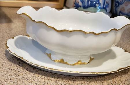 THO33 Gravy Boat with Attached Underplate