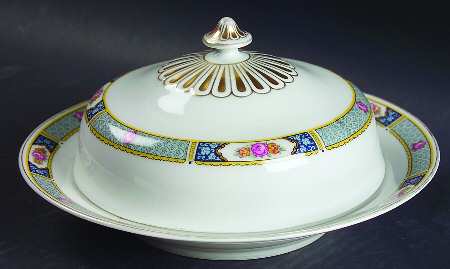 Wales (All White, No Verge) Round Covered Butter with Strainer