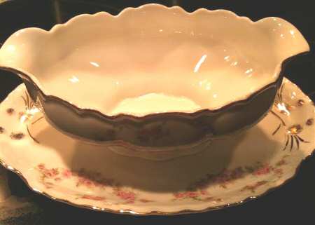 THU43 Gravy Boat with Attached Underplate