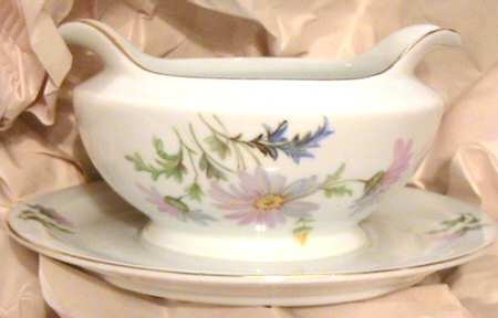 18007 Gravy Boat with Attached Underplate