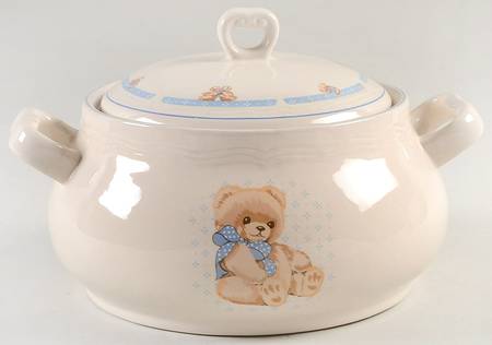 Country Bear 3 Quart Round Covered Casserole