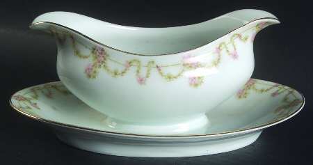 Arbutus Gravy Boat with Attached Underplate