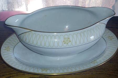 Astoria Gravy Boat with Attached Underplate